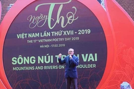Chủ đề ‘Sông núi trên vai’ dịch sang tiếng Anh gây xôn xao
