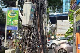 Búi dây điện nguy hiểm trên vỉa hè