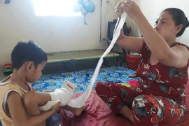 Bé trai năm tuổi đi xe buýt gặp nạn