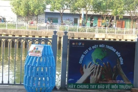 Thùng rác mới lạ trên kênh Nhiêu Lộc