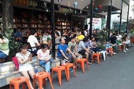 Không gian văn hóa sách hay không gian buôn bán, cà phê
