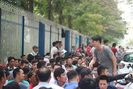 Nhịn đói, rồng rắn xếp hàng xin visa đi Hàn Quốc