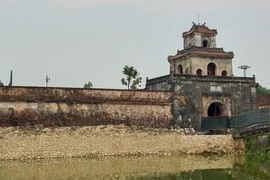 Tu bổ hay phá nát bờ kè thành hào Huế?