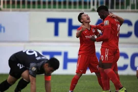 Ngán ngẩm bạo lực sân cỏ