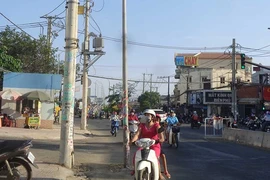 Trụ đèn giữa đường quá nguy hiểm!