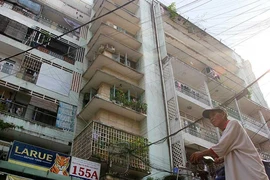 Ông Đoàn Ngọc Hải thuyết phục dân rời chung cư sắp sập
