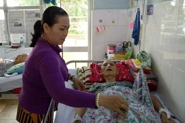 Nghề nuôi bệnh 'cứu' những gia đình neo đơn