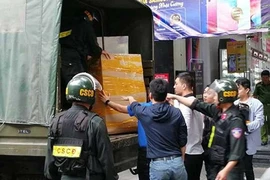 Thu nhiều tang vật khi khám xét Nhật Cường Mobile