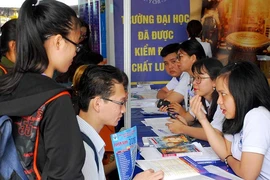 Học sinh chạy đua vào ngành ‘việc nhẹ, lương cao’