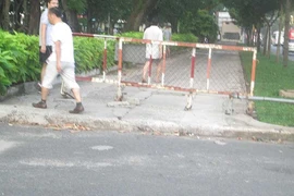 Cần thay rào chắn ở Công viên Lê Văn Tám