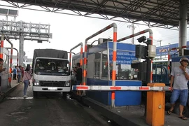 Tài xế ‘cố thủ’, BOT T2 liên tục xả trạm