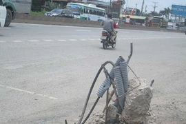 Chân trụ đèn trơ xương nguy hiểm