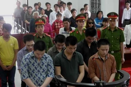 Chở bạn gái té chết, 10 người truy đuổi bị tội