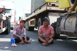 Xe cẩu hỏng, giao thông phía đông TP.HCM ùn ứ kéo dài