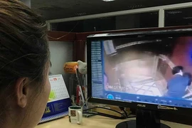 Hôn mắt, môi, mũi, má, trán… đều có thể là dâm ô