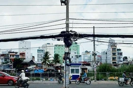 Trụ điện giữa đường