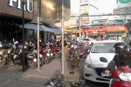 Vỉa hè bị tái chiếm, đẩy người đi bộ xuống đường
