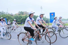 Đại sứ các nước cùng chơi kéo co, đập niêu 
