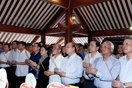 Thủ tướng, Chủ tịch QH dâng hương lên Chủ tịch Hồ Chí Minh