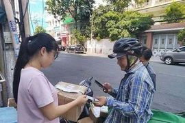 Xe ôm, shipper: Muốn hành nghề phải đeo biển hiệu