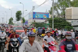 Cửa ngõ đông, tây TP.HCM lại quá tải sau 2-9