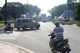 Đi vào đường cong có cần bật xi nhan?