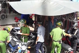 Nhiều người trẻ chủ động chung chi để được việc