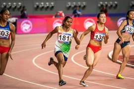 Lê Tú Chinh vừa chạy vừa ‘ngóng’ đối thủ ở SEA Games 30