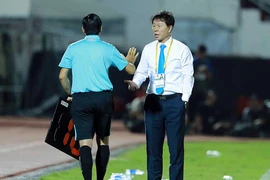 Trả lời báo Hàn Quốc, HLV Chung nêu khiếm khuyết ở V-League