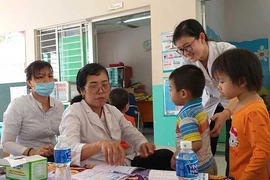 Phụ huynh nhấp nhổm khi nhân viên kế toán kiêm… y tế