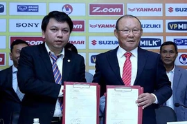 Bí hiểm bản hợp đồng mới của ông Park