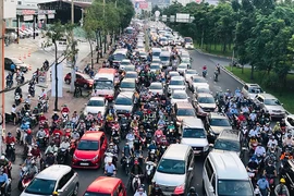 Kẹt nhiều tuyến đường sau khi cấm xe đường Nguyễn Hữu Cảnh