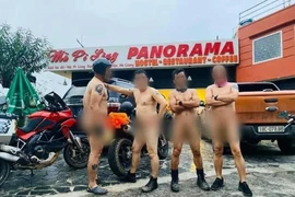 Xin đừng tồng ngồng nơi danh thắng