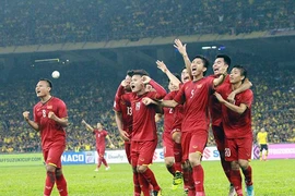 Hãy phá đổ bức tường tuyển Việt Nam!