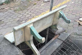 Ghế đá biến thành... nắp hố ga