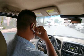 Có nên cấm sử dụng điện thoại khi lái ô tô?