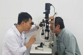 Lạm dụng thuốc, nhiều người trẻ bị đục thủy tinh thể