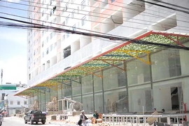 Cao ốc 40 tầng chưa xây xong đã cho dân vào ở