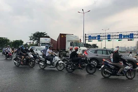 Vì sao 10 năm chưa xong dự án mở rộng xa lộ Hà Nội?