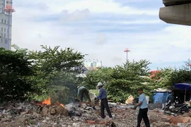 Lo ô nhiễm, người dân tự gom rác để đốt