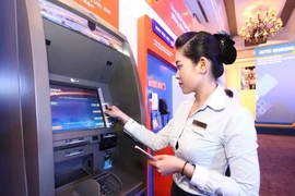 Miễn phí chuyển tiền, rút tiền ATM: Lợi nhiều đường