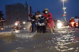 Ngập sâu ngày triều cường, nhiều xe chết máy