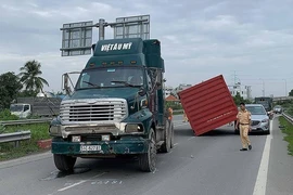 Một vụ xe đầu kéo rơi container trên đường.