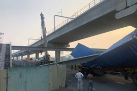 TP.HCM lo dầm cầu đi bộ sẽ còn… rớt xuống đường