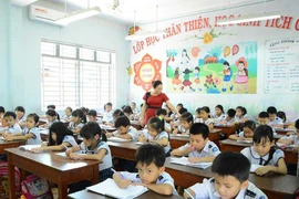 Không có chuyện lương giáo viên sẽ giảm