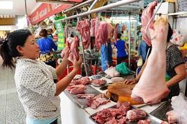 Dân gặp khó vì thịt heo tăng giá
