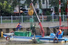 Sông Sài Gòn ngập trong rác thải nhựa