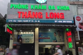 Bị phòng khám giữ lại qua đêm vì thiếu tiền