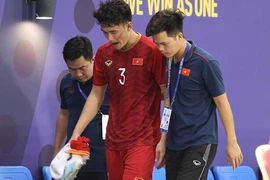 À, mặt sân cỏ nhân tạo nguy hiểm là thế!