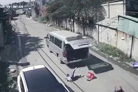 Hy hữu: 3 học sinh văng khỏi xe đưa đón